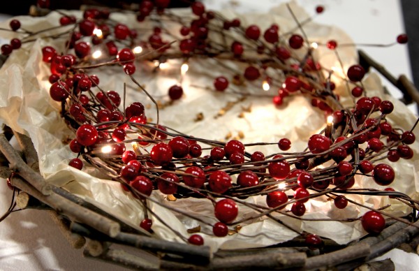 LED-Dekokranz "Berry Wreath"  mit 16 warm white LED, mit Trafo ca. 30 x 30 cm, Farbe: braun m. roten Beeren